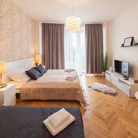 Luxury Apartment In Prime Location Прага Екстер'єр фото