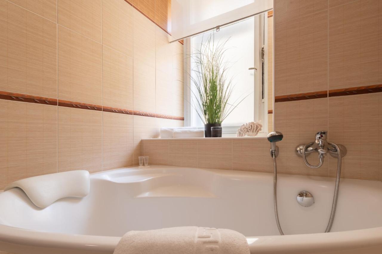 Luxury Apartment In Prime Location Прага Екстер'єр фото