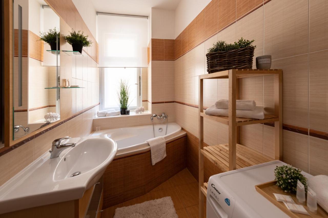 Luxury Apartment In Prime Location Прага Екстер'єр фото
